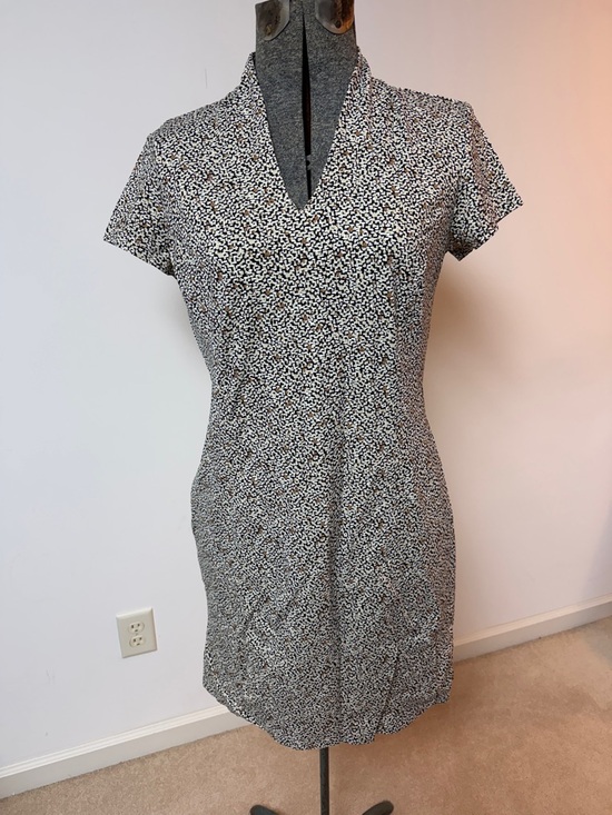 J. McLaughlin Dresses & Skirts - J. McLaughlin Black and White Printed V-Neck Mini Dress